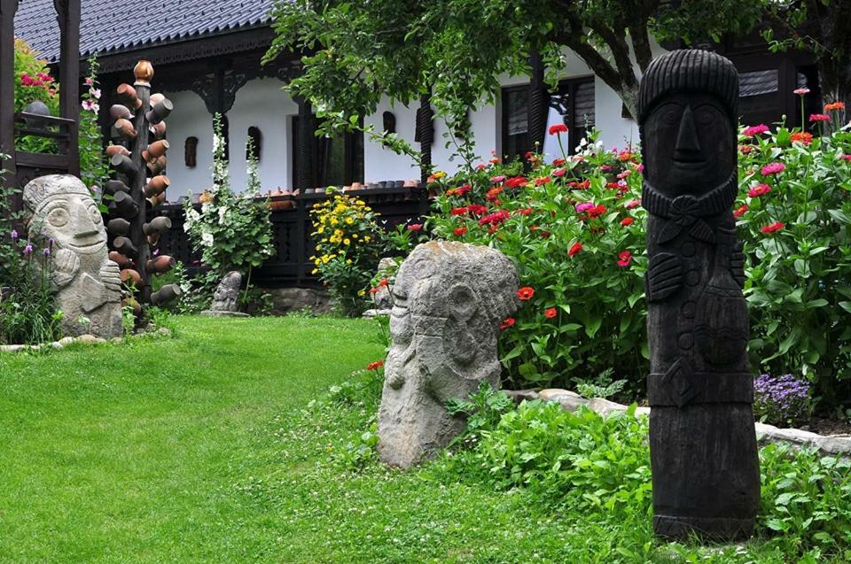 Bed & Breakfast Popamuseum Tarpesti Strada Muzeului Nr 28 Tîrpeşti Kültér fotó